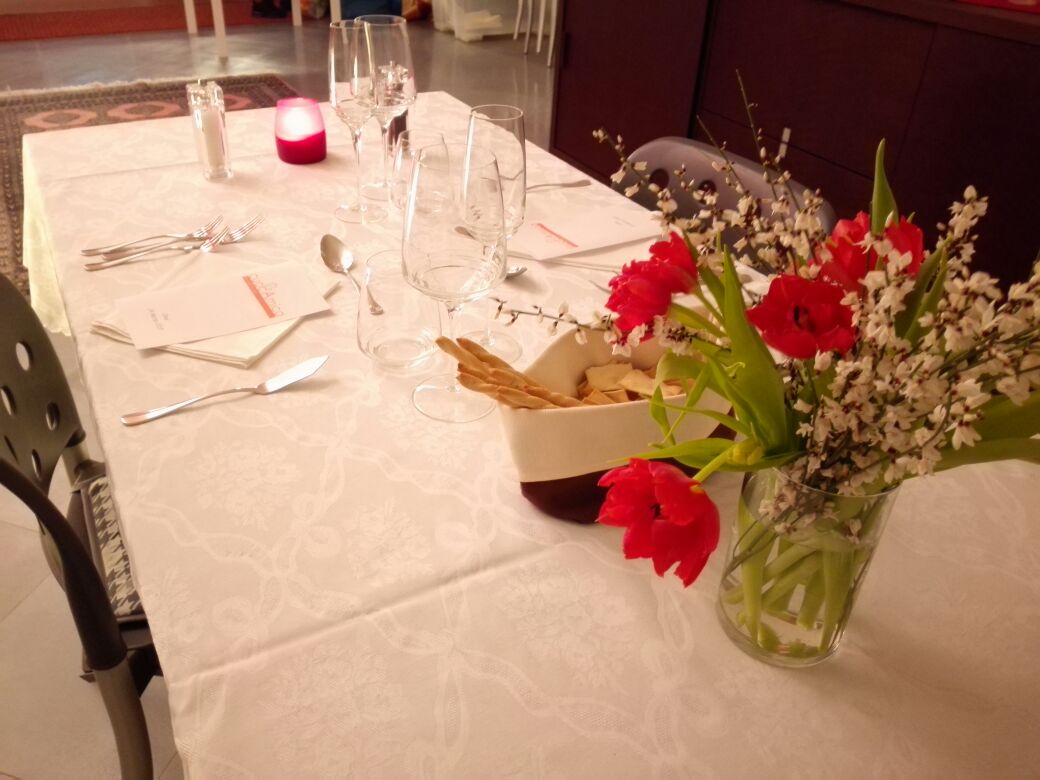 CENA ROMANTICA   Volete preparare una cena romantica a casa e sorprendere il vostro lui o la vostra lei con una serata molto speciale,  cuocAmica penserà a tutto dal menù alla tavola avendo cura del più piccolo dettaglio.